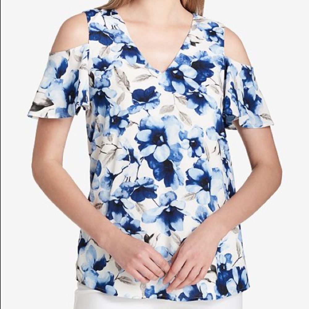 ✨ Calvin Klein
Floral Printed Cold-Shoulder Top✨